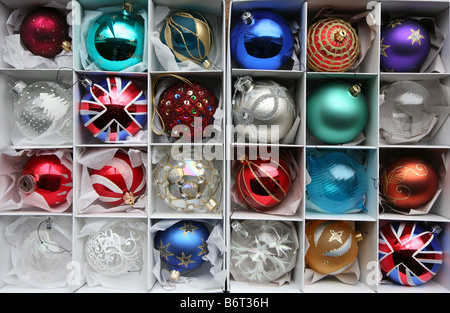 Boîte de boules de Noël colorées en verre, y compris les motifs Union Jack, décorations festives pour sapin ou Noël. Banque D'Images