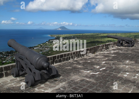 Vue du Parc National de la forteresse de Brimstone Hill à Nevis sur l'horizon à St Saint Martin dans les Caraïbes, Antilles. Banque D'Images