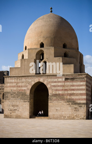 Fontaine dans la cour des ablutions, de la mosquée d'Ibn Tulun, Le Caire, Egypte Banque D'Images