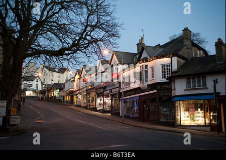 Scène de rue à la tombée de Bowness on Windermere Banque D'Images