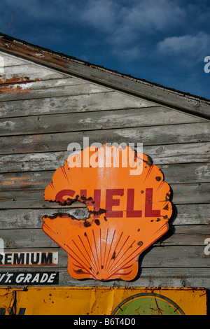 Old weathered Shell oil signe sur mur en bois Banque D'Images
