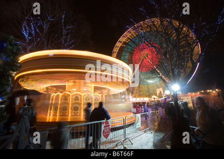 Grande roue et carrousel à l'extrémité est de Princes Street d'Édimbourg Banque D'Images