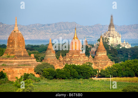 Les pagodes bouddhistes après le lever du soleil et le merveilleux Gawdawpalin Pahto plaine de Bagan Myanmar Banque D'Images