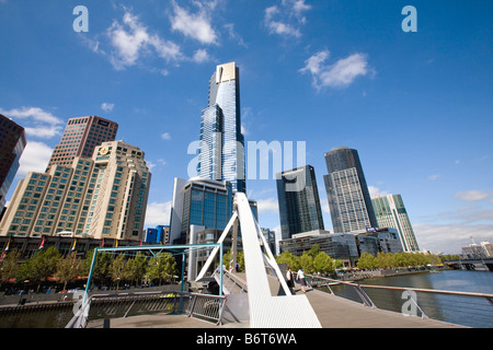 Vue de la rive sud de Melbourne et de la tour eureka du pied d'une passerelle sur la rivière Yarra, Victoria, Australie Banque D'Images