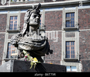 Buste de Cuauhtemoc sur Zocalo, le dernier empereur aztèque Banque D'Images