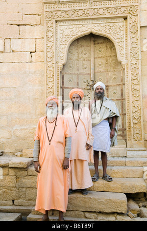 Sadhus trois standing in front of a building, Jaisalmer, Rajasthan, India Banque D'Images