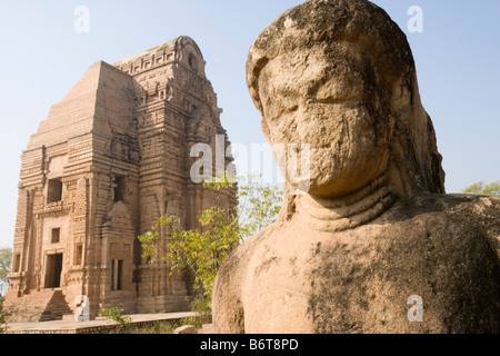 Temple Statue avec en arrière-plan, Teli Ka Mandir, Gwalior, Madhya Pradesh, Inde Banque D'Images