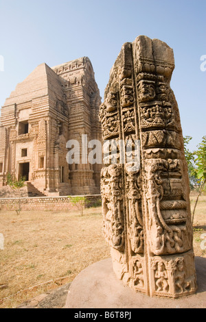 Détails de sculpture en sculpture avec un temple dans l'arrière-plan, Teli Ka Mandir, Gwalior, Madhya Pradesh, Inde Banque D'Images