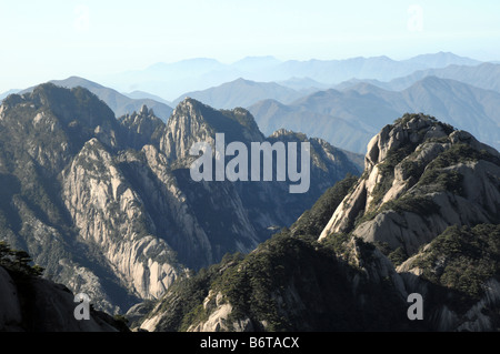 Montagnes de granit, Huangshan, La montagne jaune géoparc, Anhui, Chine. Banque D'Images