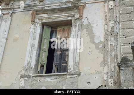 Fenêtre dans la ruine de la grèce Banque D'Images