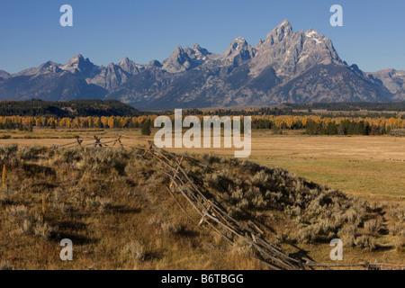 La Cathédrale Groupe des Tetons au-dessus d'un buck et clôture proche du Triangle X Ranch à Grand Teton National Park Wyoming Banque D'Images