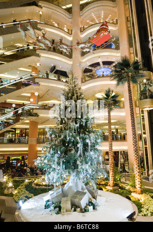 Un atrium central avec l'arbre de Noël, Ville Étoiles Mall, Nasr City, Le Caire, Egypte Banque D'Images