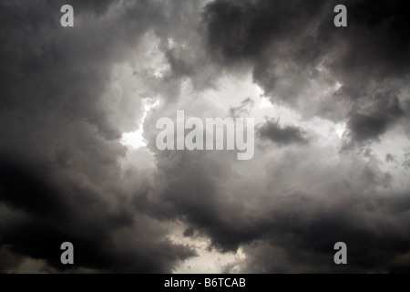 Les nuages de tempête gris foncé Banque D'Images