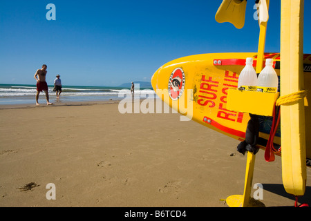 L'emblématique surf ski jaune est un symbole célèbre de l'Australie's surf sauveteurs. Port Douglas, Queensland, Australie Banque D'Images
