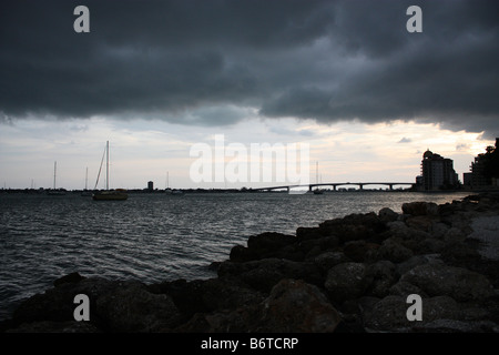 Les nuages se déplacent sur Harbour à Sarasota en Floride Banque D'Images