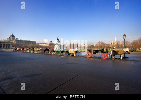 Fiakers s'aligner et d'attendre pour les clients de l'Heldenplatz, Vienne, Autriche Banque D'Images