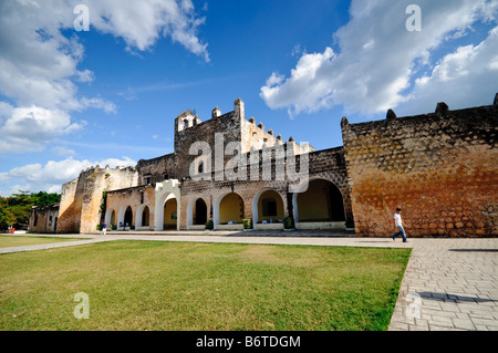 VALLADOLID, Mexique — la cathédrale de San Bernardino, une église historique située au cœur de Valladolid, Yucatán, Mexique. Construite au XVIe siècle, cette cathédrale présente une architecture coloniale avec sa grande façade. Banque D'Images