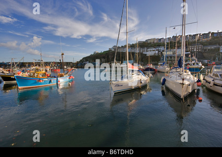 Voile et bateaux de pêche à l'ancre dans le port intérieur à Mevagissey Cornwall Banque D'Images