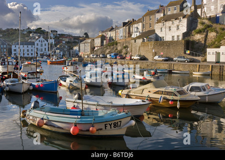 Bateaux au mouillage dans le port intérieur à Mevagissey Cornwall Banque D'Images