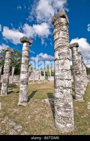 CHICHEN ITZA, Mexique - ruines mayas anciennes à Chichen Itza, Yucatan, Mexique. Chichen Itza, situé sur la péninsule du Yucatan au Mexique, est un site archéologique important présentant la riche histoire et les connaissances scientifiques avancées de la civilisation maya antique. Il est plus connu pour la Pyramide Kukulkan, ou « El Castillo », une structure à quatre côtés avec 91 marches de chaque côté, culminant en une seule étape au sommet pour représenter les 365 jours de l'année solaire. Banque D'Images