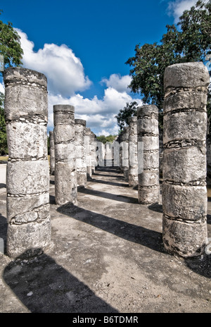 CHICHEN ITZA, Mexique - ruines mayas anciennes à Chichen Itza, Yucatan, Mexique. Chichen Itza, situé sur la péninsule du Yucatan au Mexique, est un site archéologique important présentant la riche histoire et les connaissances scientifiques avancées de la civilisation maya antique. Il est plus connu pour la Pyramide Kukulkan, ou « El Castillo », une structure à quatre côtés avec 91 marches de chaque côté, culminant en une seule étape au sommet pour représenter les 365 jours de l'année solaire. Banque D'Images