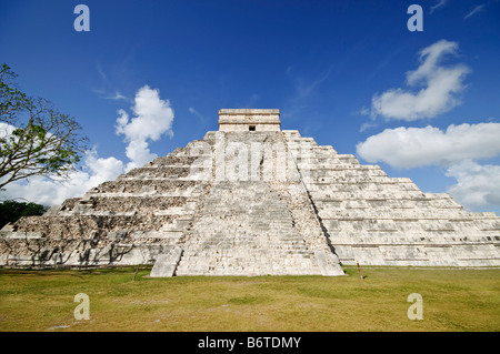 CHICHEN ITZA, Mexique - El Castillo (également connu sous le nom de Temple de Kuklcan) aux ruines mayas anciennes de Chichen Itza, Yucatan, Mexique 081216103340 4546.NEF. Chichen Itza, situé sur la péninsule du Yucatan au Mexique, est un site archéologique important présentant la riche histoire et les connaissances scientifiques avancées de la civilisation maya antique. Il est plus connu pour la Pyramide Kukulkan, ou « El Castillo », une structure à quatre côtés avec 91 marches de chaque côté, culminant en une seule étape au sommet pour représenter les 365 jours de l'année solaire. Banque D'Images