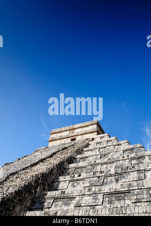 CHICHEN ITZA, Mexique - El Castillo (également connu sous le nom de Temple de Kuklcan) aux ruines mayas anciennes de Chichen Itza, Yucatan, Mexique 081216103554 4555.NEF. Chichen Itza, situé sur la péninsule du Yucatan au Mexique, est un site archéologique important présentant la riche histoire et les connaissances scientifiques avancées de la civilisation maya antique. Il est plus connu pour la Pyramide Kukulkan, ou « El Castillo », une structure à quatre côtés avec 91 marches de chaque côté, culminant en une seule étape au sommet pour représenter les 365 jours de l'année solaire. Banque D'Images