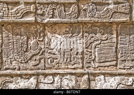 CHICHEN ITZA, Mexique - ruines mayas anciennes à Chichen Itza, Yucatan, Mexique. Chichen Itza, situé sur la péninsule du Yucatan au Mexique, est un site archéologique important présentant la riche histoire et les connaissances scientifiques avancées de la civilisation maya antique. Il est plus connu pour la Pyramide Kukulkan, ou « El Castillo », une structure à quatre côtés avec 91 marches de chaque côté, culminant en une seule étape au sommet pour représenter les 365 jours de l'année solaire. Banque D'Images