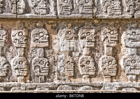 CHICHEN ITZA, Mexique - ruines mayas anciennes à Chichen Itza, Yucatan, Mexique. Chichen Itza, situé sur la péninsule du Yucatan au Mexique, est un site archéologique important présentant la riche histoire et les connaissances scientifiques avancées de la civilisation maya antique. Il est plus connu pour la Pyramide Kukulkan, ou « El Castillo », une structure à quatre côtés avec 91 marches de chaque côté, culminant en une seule étape au sommet pour représenter les 365 jours de l'année solaire. Banque D'Images