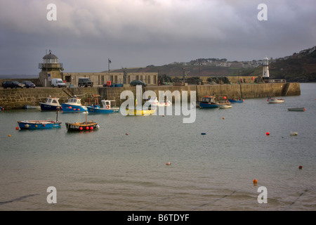 Le port de St Ives, Cornwall, sur un jour de tempête et humide Banque D'Images