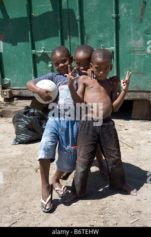 Les garçons posant dans Imizano Yethu township Banque D'Images