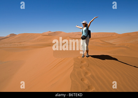 Marcher sur des dunes de Sossusvlei dans le désert de Namib, Namibie Namib Naukluft National Park Banque D'Images