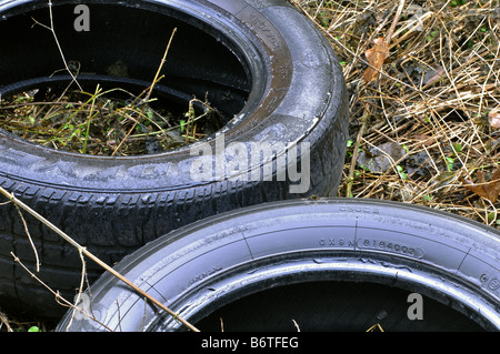 Les vieux pneus fly tipped par A45 road Birmingham UK Banque D'Images