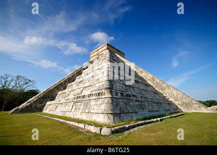 CHICHEN ITZA, Mexique - El Castillo (également connu sous le nom de Temple de Kuklcan) aux ruines mayas anciennes de Chichen Itza, Yucatan, Mexique. 081216092810 1931x.tif. Chichen Itza, situé sur la péninsule du Yucatan au Mexique, est un site archéologique important présentant la riche histoire et les connaissances scientifiques avancées de la civilisation maya antique. Il est plus connu pour la Pyramide Kukulkan, ou « El Castillo », une structure à quatre côtés avec 91 marches de chaque côté, culminant en une seule étape au sommet pour représenter les 365 jours de l'année solaire. Banque D'Images