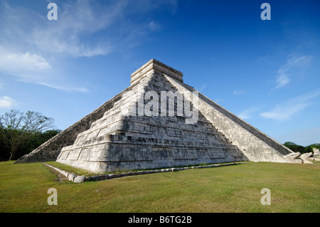 CHICHEN ITZA, Mexique - El Castillo (également connu sous le nom de Temple de Kuklcan) aux ruines mayas anciennes de Chichen Itza, Yucatan, Mexique 081216093012 4429.NEF. Chichen Itza, situé sur la péninsule du Yucatan au Mexique, est un site archéologique important présentant la riche histoire et les connaissances scientifiques avancées de la civilisation maya antique. Il est plus connu pour la Pyramide Kukulkan, ou « El Castillo », une structure à quatre côtés avec 91 marches de chaque côté, culminant en une seule étape au sommet pour représenter les 365 jours de l'année solaire. Banque D'Images