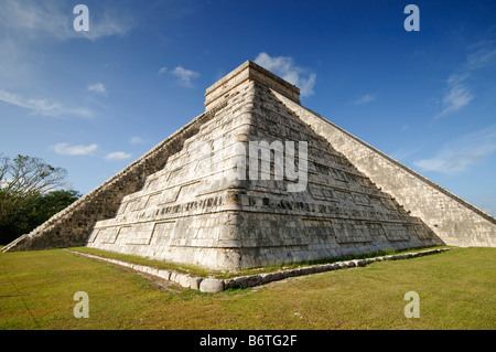 CHICHEN ITZA, Mexique - El Castillo (également connu sous le nom de Temple de Kuklcan) aux ruines mayas anciennes de Chichen Itza, Yucatan, Mexique 081216093336 4453.NEF. Chichen Itza, situé sur la péninsule du Yucatan au Mexique, est un site archéologique important présentant la riche histoire et les connaissances scientifiques avancées de la civilisation maya antique. Il est plus connu pour la Pyramide Kukulkan, ou « El Castillo », une structure à quatre côtés avec 91 marches de chaque côté, culminant en une seule étape au sommet pour représenter les 365 jours de l'année solaire. Banque D'Images