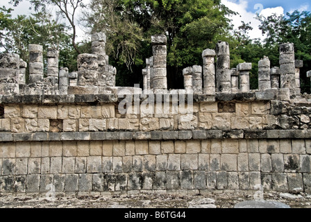 CHICHEN ITZA, Mexique - ruines mayas anciennes à Chichen Itza, Yucatan, Mexique. Chichen Itza, situé sur la péninsule du Yucatan au Mexique, est un site archéologique important présentant la riche histoire et les connaissances scientifiques avancées de la civilisation maya antique. Il est plus connu pour la Pyramide Kukulkan, ou « El Castillo », une structure à quatre côtés avec 91 marches de chaque côté, culminant en une seule étape au sommet pour représenter les 365 jours de l'année solaire. Banque D'Images