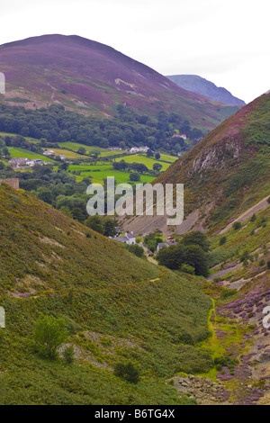 À la recherche du haut de Sychnant pass à Penmaenmawr. Banque D'Images