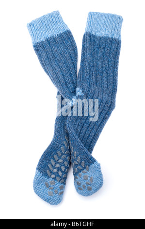 Une paire de pantoufle en laine tricoté bleu pour hommes chaussettes Banque D'Images