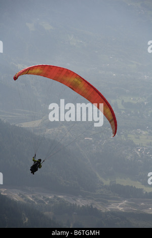 Parapente sur la vallée de l'Aiguille du Midi le Mont Blanc Banque D'Images