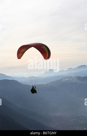 Parapente sur la vallée de l'Aiguille du Midi le Mont Blanc Banque D'Images