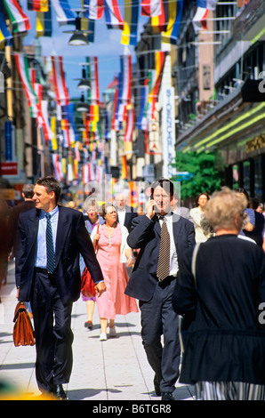 Suède Stockholm DROTTNINGGATAN STREET sur les hommes d'affaires Banque D'Images