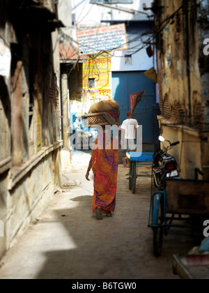 Femme indienne marchant dans une rue de la vieille ville de Varanasi, Inde Banque D'Images