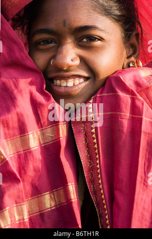 Pauvre fille indienne nomade enveloppée dans un tissu rouge. Portrait. L'Andhra Pradesh, Inde Banque D'Images