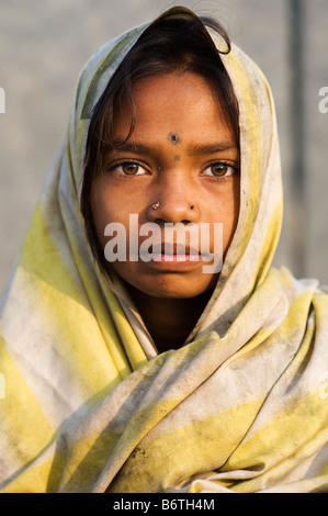 Pauvre fille indienne nomade enveloppé dans une feuille de sale. Portrait. L'Andhra Pradesh, Inde Banque D'Images