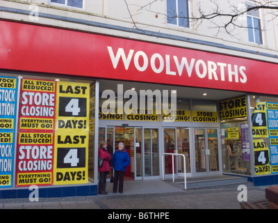 Bangor Gwynedd au nord du Pays de Galles UK magasin Woolworths shop fenêtre avec fermeture et la vente panneaux pour quatre jours Banque D'Images