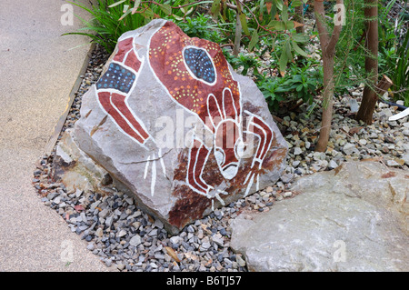 Rock peint montrant l'emplacement de l'usine de l'Australie au Jardin Botanique National du Pays de Galles Llanarthne Carmarthenshire Banque D'Images