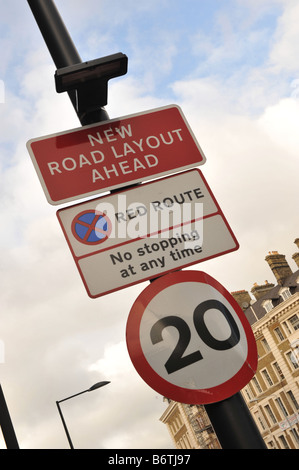 20 mph signe, red route aucun signe d'arrêt london Banque D'Images