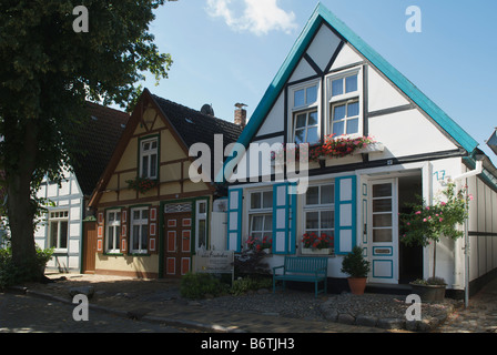 Jolie rangée de maisons et chambres d'Hôtes maisons d'hôtes dans un quartier calme de Warnemunde Alexandrinenstrasse Allemagne Banque D'Images