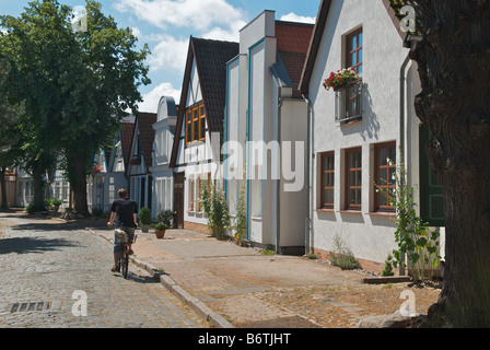 Jolie rangée de maisons et chambres d'Hôtes maisons d'hôtes dans un quartier calme rue pavée de Warnemunde Alexandrinenstrasse Allemagne Banque D'Images